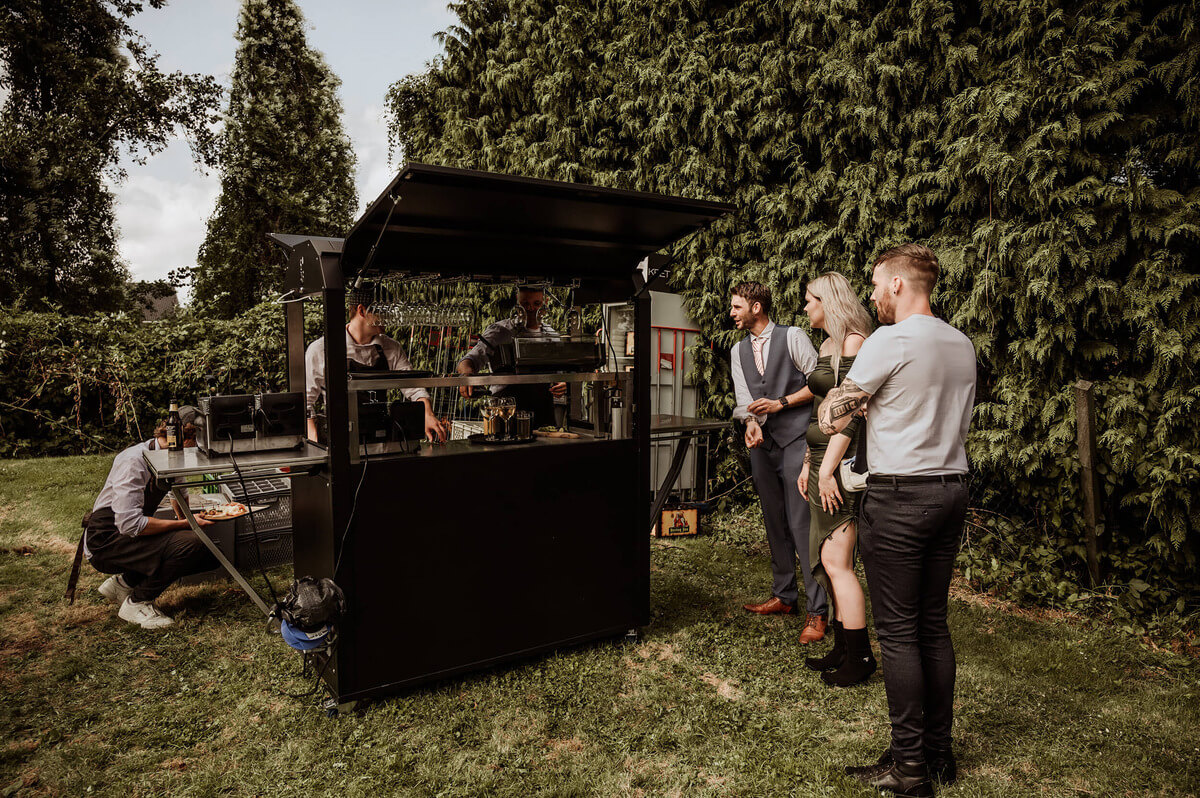 BarOnWheels - Een mobiele bar met personeel en klanten (1) GerookteZalm